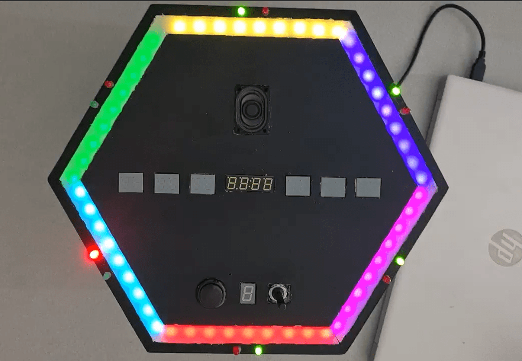 Prototype final du jeu interactif Arduino Le Roi de l’Hexagone, avec bandeau LED, claviers et afficheurs.